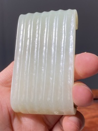 Twee Chinese penseelrusten in celadon en witte jade, Qing