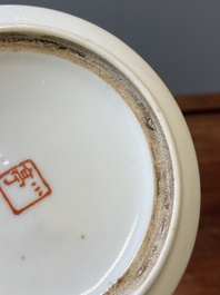 Th&eacute;i&egrave;re couverte en porcelaine de Chine qianjiang cai, sign&eacute;e Wang Xiaoting 汪小亭 , dat&eacute;e 1950