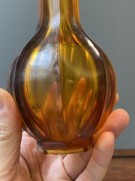 Een Chinese flesvormige gefacetteerde vaas in groen translucent Peking glas, Qianlong merk, 19e eeuw