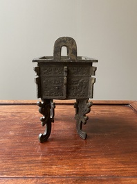 R&eacute;cipient &agrave; nourriture rituel archa&iuml;que en bronze dans le style des Zhou de l'Ouest, 'fangding', Chine, marque de Bao Ding Zhen Yong 寶鼎珍用, Ming