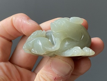 Deux sculptures en jade blanc et c&eacute;ladon repr&eacute;sentant une oie et un lion avec son petit, Chine, Qing