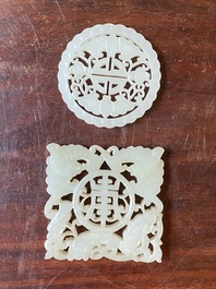 Deux pendentifs ajour&eacute;s en jade blanc &agrave; d&eacute;cor de chauve-souris, Chine, Qing
