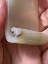 Twee Chinese penseelrusten in celadon en witte jade, Qing