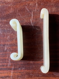 Twee Chinese penseelrusten in celadon en witte jade, Qing