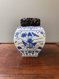 Een Chinese blauw-witte 'lotusvijver' vaas, Jiajing merk en wellicht periode