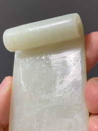Twee Chinese penseelrusten in celadon en witte jade, Qing