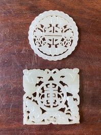 Deux pendentifs ajour&eacute;s en jade blanc &agrave; d&eacute;cor de chauve-souris, Chine, Qing