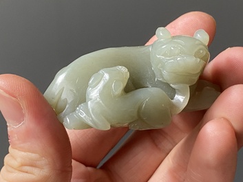 Deux sculptures en jade blanc et c&eacute;ladon repr&eacute;sentant une oie et un lion avec son petit, Chine, Qing