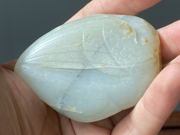 Deux sculptures en jade blanc et c&eacute;ladon repr&eacute;sentant une oie et un lion avec son petit, Chine, Qing