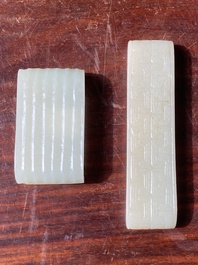 Twee Chinese penseelrusten in celadon en witte jade, Qing