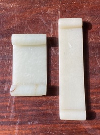 Twee Chinese penseelrusten in celadon en witte jade, Qing