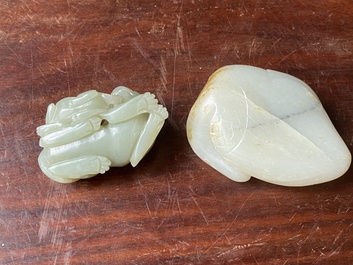 Deux sculptures en jade blanc et c&eacute;ladon repr&eacute;sentant une oie et un lion avec son petit, Chine, Qing