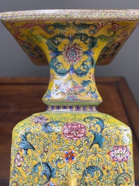 Een Chinese vaas met decor van Europeanen in Canton email met gele fondkleur, Qianlong merk en periode