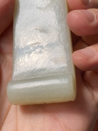 Twee Chinese penseelrusten in celadon en witte jade, Qing