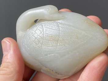 Deux sculptures en jade blanc et c&eacute;ladon repr&eacute;sentant une oie et un lion avec son petit, Chine, Qing