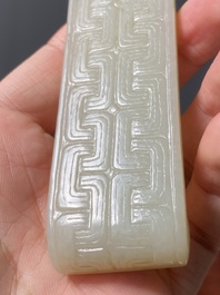 Twee Chinese penseelrusten in celadon en witte jade, Qing