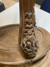 Support d'encens en bois huanghuali &agrave; d&eacute;cor d'animaux mythiques, 'xiangji', Chine, Ming