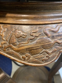 Een Chinese huanghuali houten sokkel voor een wierookbrander met decor van mythische dieren, 'xiangji', Ming