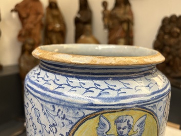 Een zeldzaam paar grote Italiaanse majolica albarelli met 'Gouden Hoorn' decor, wellicht Veneti&euml;, midden 16e eeuw