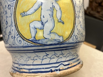 Een zeldzaam paar grote Italiaanse majolica albarelli met 'Gouden Hoorn' decor, wellicht Veneti&euml;, midden 16e eeuw