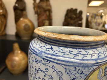 Een zeldzaam paar grote Italiaanse majolica albarelli met 'Gouden Hoorn' decor, wellicht Veneti&euml;, midden 16e eeuw