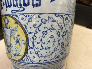 Een zeldzaam paar grote Italiaanse majolica albarelli met 'Gouden Hoorn' decor, wellicht Veneti&euml;, midden 16e eeuw