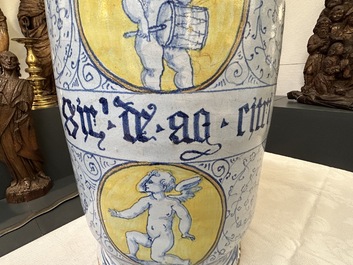 Een zeldzaam paar grote Italiaanse majolica albarelli met 'Gouden Hoorn' decor, wellicht Veneti&euml;, midden 16e eeuw