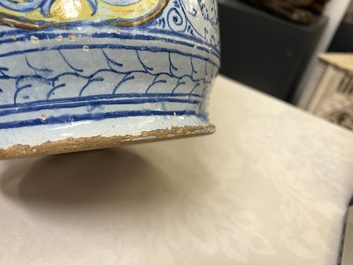 Een zeldzaam paar grote Italiaanse majolica albarelli met 'Gouden Hoorn' decor, wellicht Veneti&euml;, midden 16e eeuw