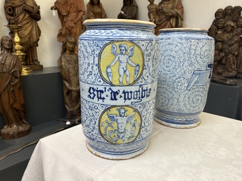 Een zeldzaam paar grote Italiaanse majolica albarelli met 'Gouden Hoorn' decor, wellicht Veneti&euml;, midden 16e eeuw