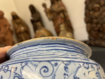 Een zeldzaam paar grote Italiaanse majolica albarelli met 'Gouden Hoorn' decor, wellicht Veneti&euml;, midden 16e eeuw