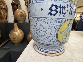 Een zeldzaam paar grote Italiaanse majolica albarelli met 'Gouden Hoorn' decor, wellicht Veneti&euml;, midden 16e eeuw