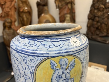 Een zeldzaam paar grote Italiaanse majolica albarelli met 'Gouden Hoorn' decor, wellicht Veneti&euml;, midden 16e eeuw