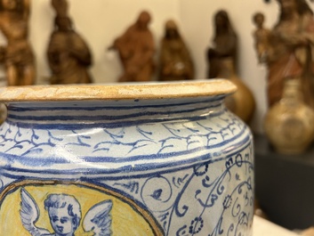 Een zeldzaam paar grote Italiaanse majolica albarelli met 'Gouden Hoorn' decor, wellicht Veneti&euml;, midden 16e eeuw