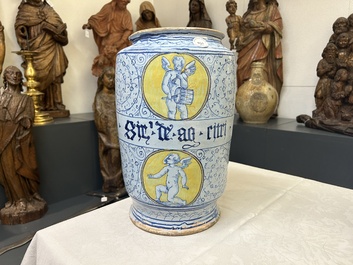 Een zeldzaam paar grote Italiaanse majolica albarelli met 'Gouden Hoorn' decor, wellicht Veneti&euml;, midden 16e eeuw