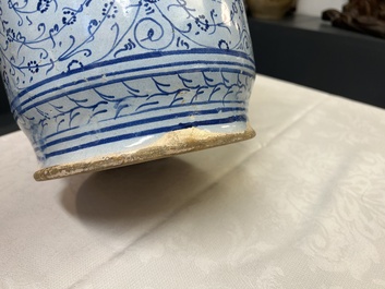 Een zeldzaam paar grote Italiaanse majolica albarelli met 'Gouden Hoorn' decor, wellicht Veneti&euml;, midden 16e eeuw