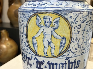 Een zeldzaam paar grote Italiaanse majolica albarelli met 'Gouden Hoorn' decor, wellicht Veneti&euml;, midden 16e eeuw