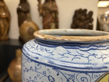 Een zeldzaam paar grote Italiaanse majolica albarelli met 'Gouden Hoorn' decor, wellicht Veneti&euml;, midden 16e eeuw