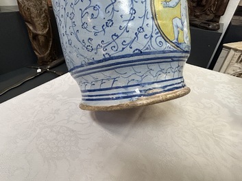 Een zeldzaam paar grote Italiaanse majolica albarelli met 'Gouden Hoorn' decor, wellicht Veneti&euml;, midden 16e eeuw