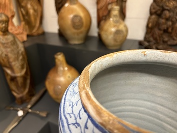 Een zeldzaam paar grote Italiaanse majolica albarelli met 'Gouden Hoorn' decor, wellicht Veneti&euml;, midden 16e eeuw