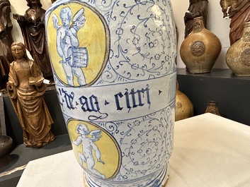 Een zeldzaam paar grote Italiaanse majolica albarelli met 'Gouden Hoorn' decor, wellicht Veneti&euml;, midden 16e eeuw