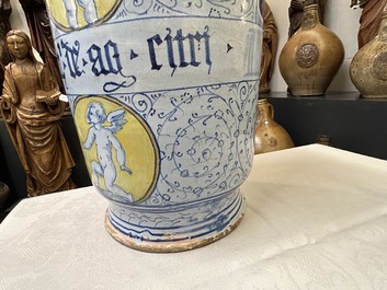 Een zeldzaam paar grote Italiaanse majolica albarelli met 'Gouden Hoorn' decor, wellicht Veneti&euml;, midden 16e eeuw