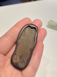 Vijf Chinese snijwerken in witte, celadon en grijs-zwarte jade, Qing/Republiek