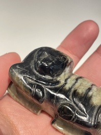 Vijf Chinese snijwerken in witte, celadon en grijs-zwarte jade, Qing/Republiek