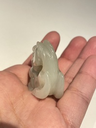 Vijf Chinese snijwerken in witte, celadon en grijs-zwarte jade, Qing/Republiek
