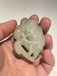 Vijf Chinese snijwerken in witte, celadon en grijs-zwarte jade, Qing/Republiek