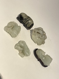 Vijf Chinese snijwerken in witte, celadon en grijs-zwarte jade, Qing/Republiek