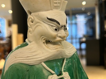 Een Chinese verte biscuit figuur van Longwang, Kangxi