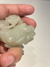 Vijf Chinese snijwerken in witte, celadon en grijs-zwarte jade, Qing/Republiek