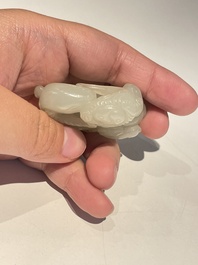 Vijf Chinese snijwerken in witte, celadon en grijs-zwarte jade, Qing/Republiek