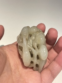 Vijf Chinese snijwerken in witte, celadon en grijs-zwarte jade, Qing/Republiek